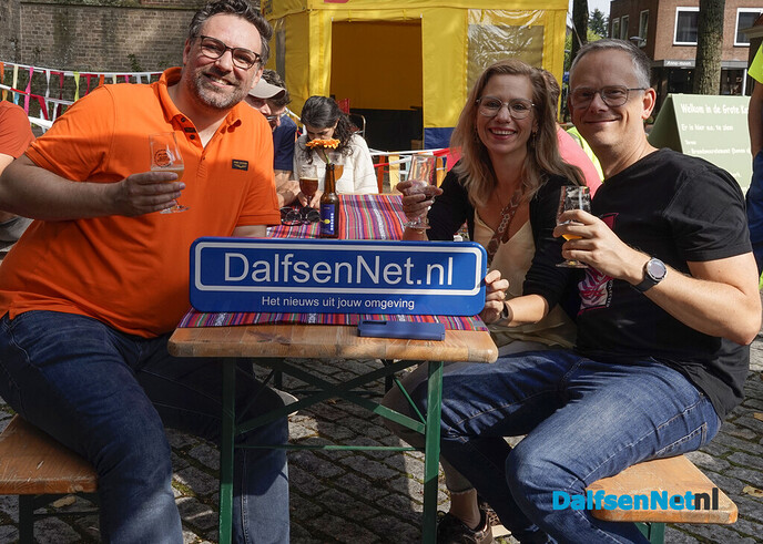 Foto’s met bordje DalfsenNet tijdens Dalfser Bierfestival - Foto: Paul Scholten