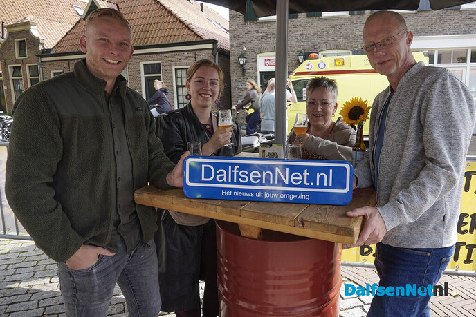 Foto’s met bordje DalfsenNet tijdens Dalfser Bierfestival - Foto: Paul Scholten