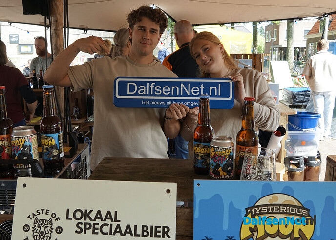 Foto’s met bordje DalfsenNet tijdens Dalfser Bierfestival - Foto: Paul Scholten