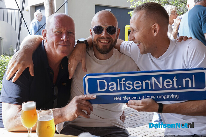 Foto’s met bordje DalfsenNet tijdens Dalfser Bierfestival - Foto: Paul Scholten