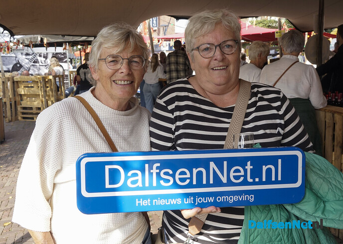 Foto’s met bordje DalfsenNet tijdens Dalfser Bierfestival - Foto: Paul Scholten