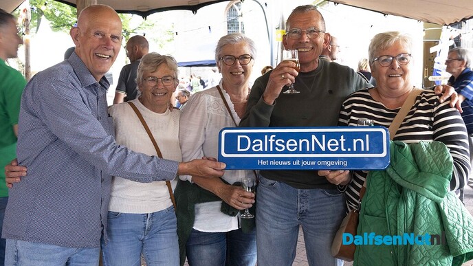 Foto’s met bordje DalfsenNet tijdens Dalfser Bierfestival - Foto: Paul Scholten