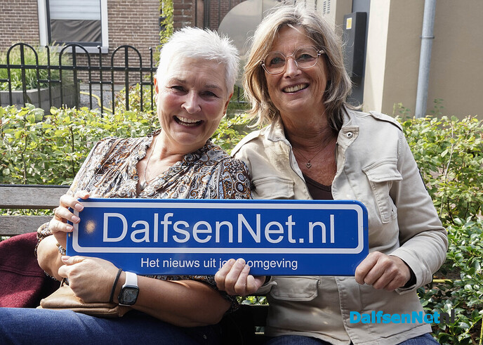 Foto’s met bordje DalfsenNet tijdens Dalfser Bierfestival - Foto: Paul Scholten