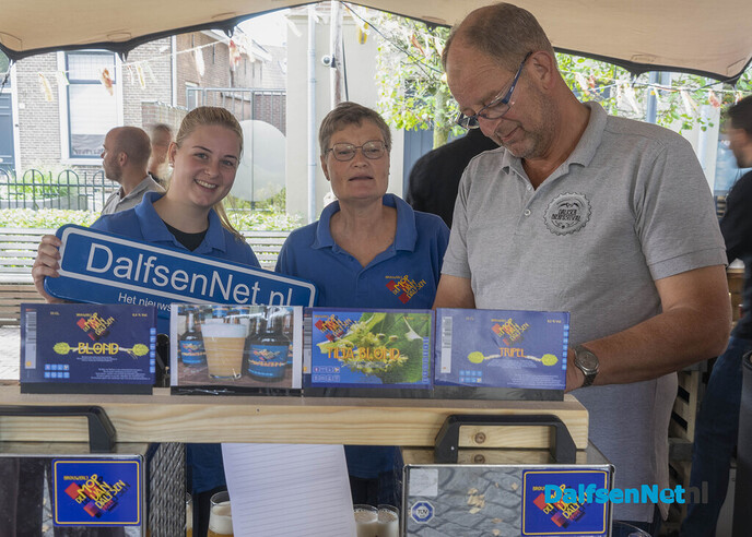 Foto’s met bordje DalfsenNet tijdens Dalfser Bierfestival - Foto: Paul Scholten