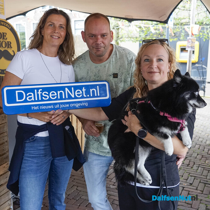 Foto’s met bordje DalfsenNet tijdens Dalfser Bierfestival - Foto: Paul Scholten
