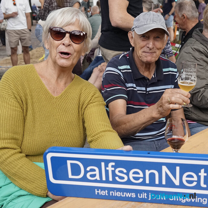 Foto’s met bordje DalfsenNet tijdens Dalfser Bierfestival - Foto: Paul Scholten