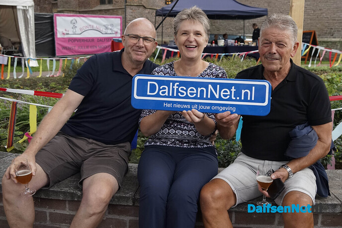 Foto’s met bordje DalfsenNet tijdens Dalfser Bierfestival - Foto: Paul Scholten