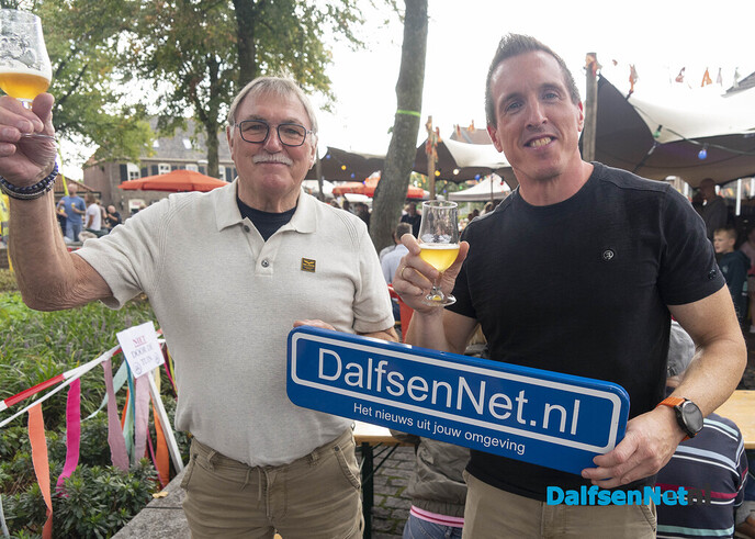 Foto’s met bordje DalfsenNet tijdens Dalfser Bierfestival - Foto: Paul Scholten