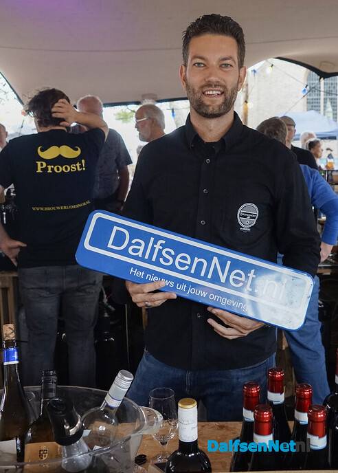 Foto’s met bordje DalfsenNet tijdens Dalfser Bierfestival - Foto: Paul Scholten