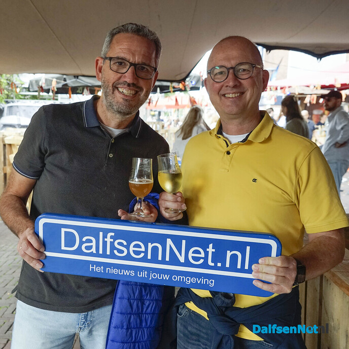 Foto’s met bordje DalfsenNet tijdens Dalfser Bierfestival - Foto: Paul Scholten