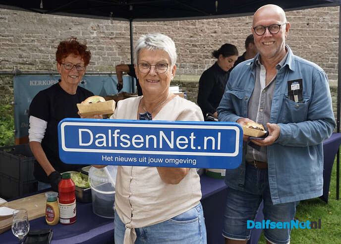 Foto’s met bordje DalfsenNet tijdens Dalfser Bierfestival - Foto: Paul Scholten