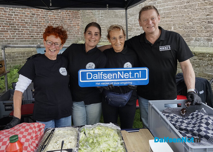 Foto’s met bordje DalfsenNet tijdens Dalfser Bierfestival - Foto: Paul Scholten