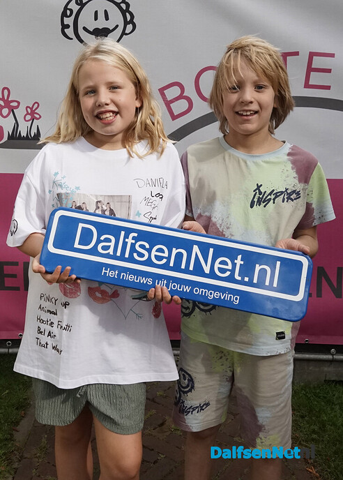 Foto’s met bordje DalfsenNet tijdens Dalfser Bierfestival - Foto: Paul Scholten