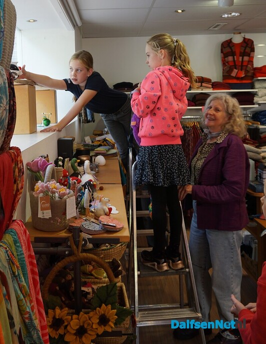Kinderen etaleren Wereldwinkel voor Dierendag - Foto: Ingezonden foto