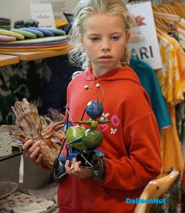 Kinderen etaleren Wereldwinkel voor Dierendag - Foto: Ingezonden foto