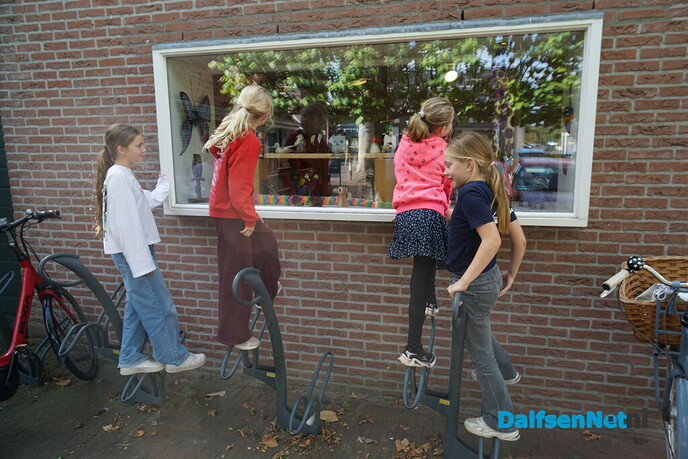 Kinderen etaleren Wereldwinkel voor Dierendag - Foto: Ingezonden foto