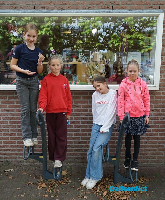 Kinderen etaleren Wereldwinkel voor Dierendag - Foto: Ingezonden foto