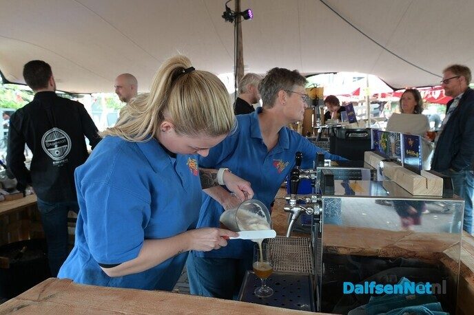 Kerkplein bruist van de gezelligheid tijdens Dalfser Bierfestival - Foto: Johan Bokma