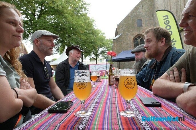 Kerkplein bruist van de gezelligheid tijdens Dalfser Bierfestival - Foto: Johan Bokma
