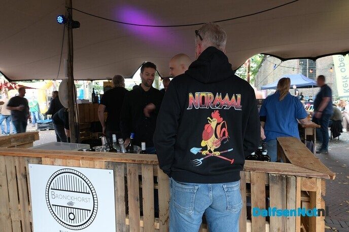 Kerkplein bruist van de gezelligheid tijdens Dalfser Bierfestival - Foto: Johan Bokma