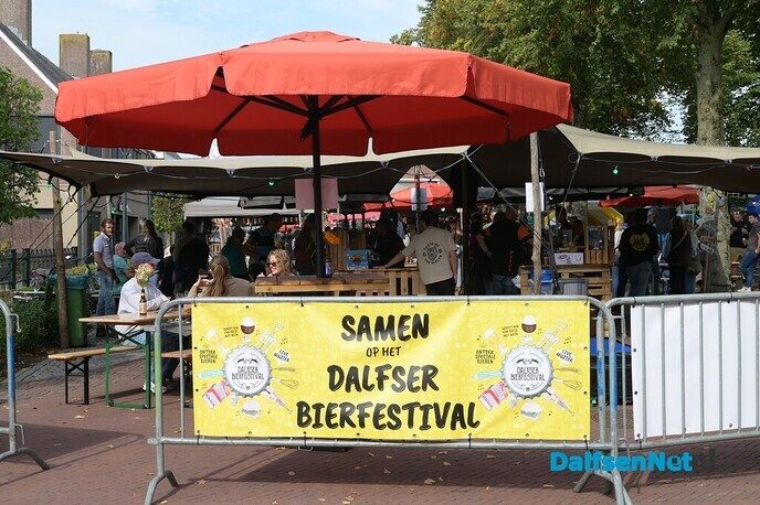 Kerkplein bruist van de gezelligheid tijdens Dalfser Bierfestival - Foto: Johan Bokma