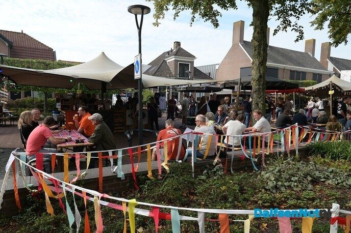 Kerkplein bruist van de gezelligheid tijdens Dalfser Bierfestival - Foto: Johan Bokma