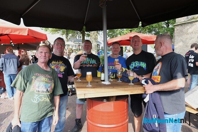Kerkplein bruist van de gezelligheid tijdens Dalfser Bierfestival - Foto: Johan Bokma