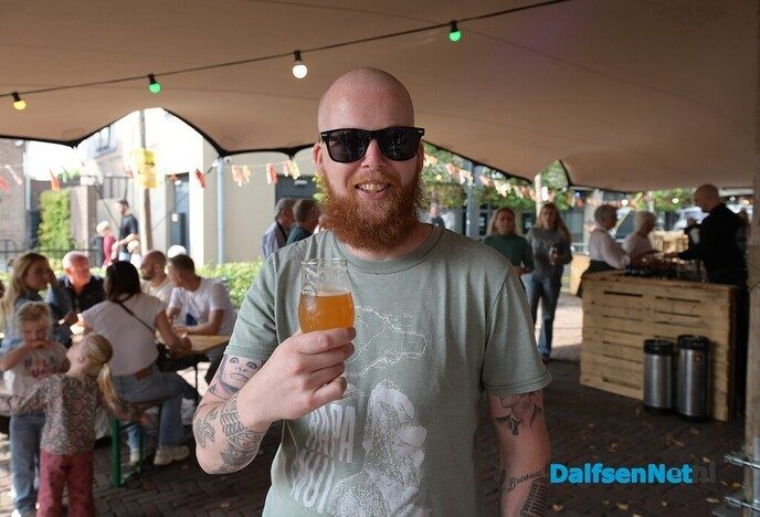 Kerkplein bruist van de gezelligheid tijdens Dalfser Bierfestival - Foto: Johan Bokma