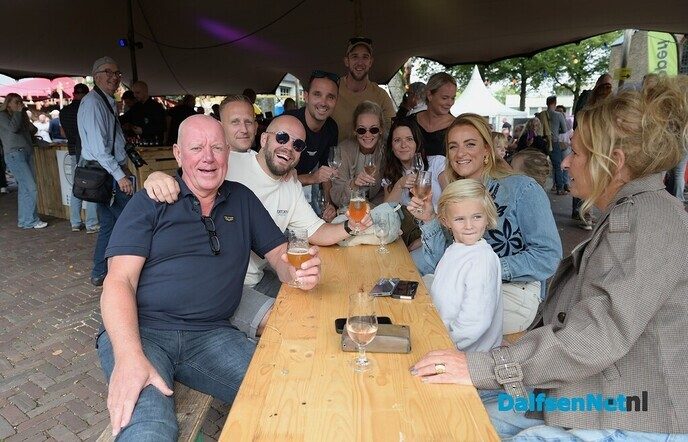 Kerkplein bruist van de gezelligheid tijdens Dalfser Bierfestival - Foto: Johan Bokma