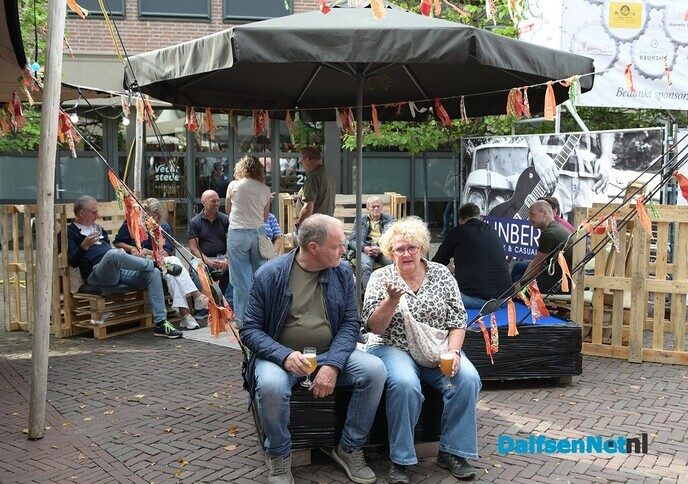 Kerkplein bruist van de gezelligheid tijdens Dalfser Bierfestival - Foto: Johan Bokma