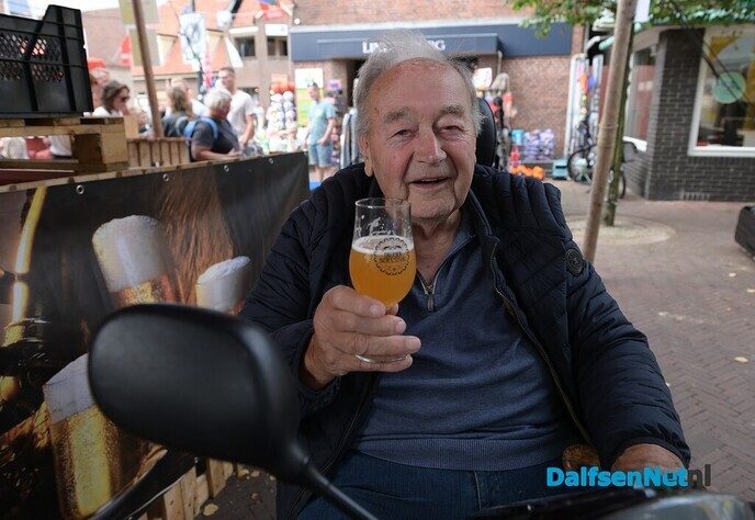 Kerkplein bruist van de gezelligheid tijdens Dalfser Bierfestival - Foto: Johan Bokma