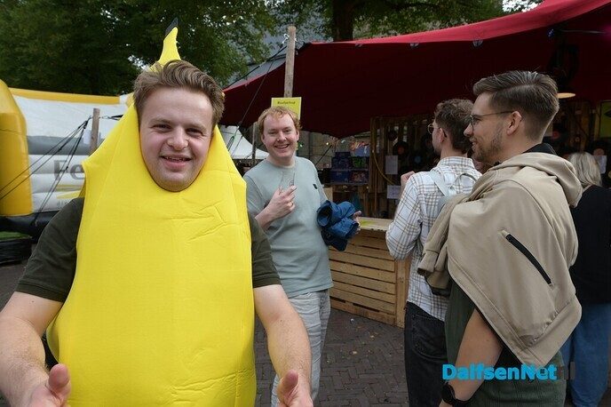 Kerkplein bruist van de gezelligheid tijdens Dalfser Bierfestival - Foto: Johan Bokma