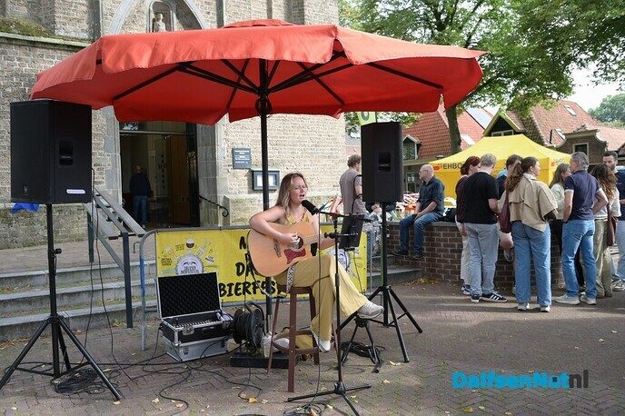 Kerkplein bruist van de gezelligheid tijdens Dalfser Bierfestival - Foto: Johan Bokma
