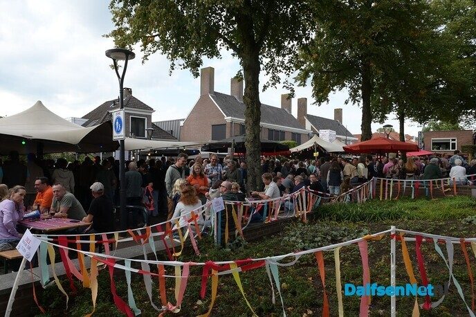 Kerkplein bruist van de gezelligheid tijdens Dalfser Bierfestival - Foto: Johan Bokma