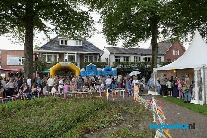 Kerkplein bruist van de gezelligheid tijdens Dalfser Bierfestival - Foto: Johan Bokma