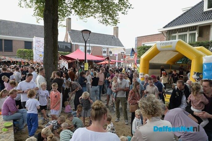Kerkplein bruist van de gezelligheid tijdens Dalfser Bierfestival - Foto: Johan Bokma