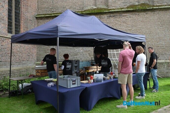 Kerkplein bruist van de gezelligheid tijdens Dalfser Bierfestival - Foto: Johan Bokma