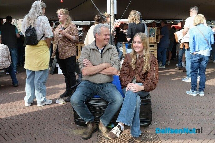 Kerkplein bruist van de gezelligheid tijdens Dalfser Bierfestival - Foto: Johan Bokma