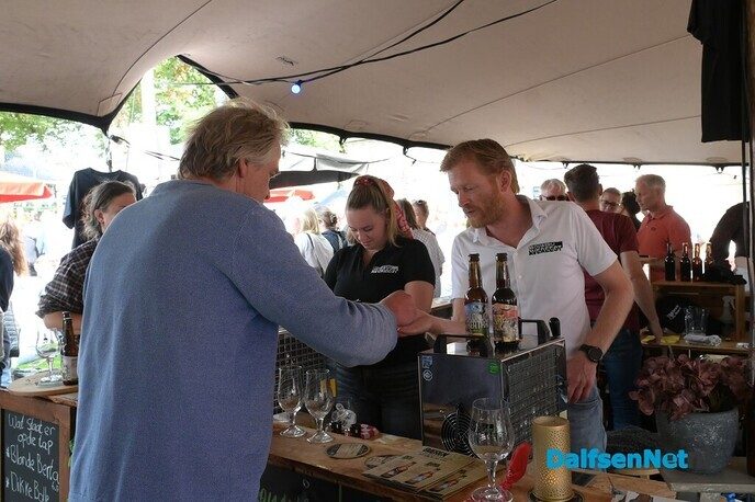 Kerkplein bruist van de gezelligheid tijdens Dalfser Bierfestival - Foto: Johan Bokma