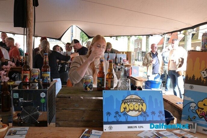 Kerkplein bruist van de gezelligheid tijdens Dalfser Bierfestival - Foto: Johan Bokma