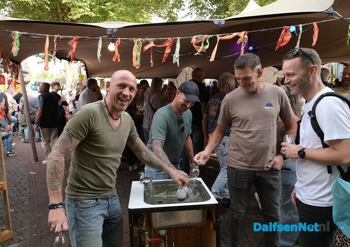 Kerkplein bruist van de gezelligheid tijdens Dalfser Bierfestival - Foto: Johan Bokma