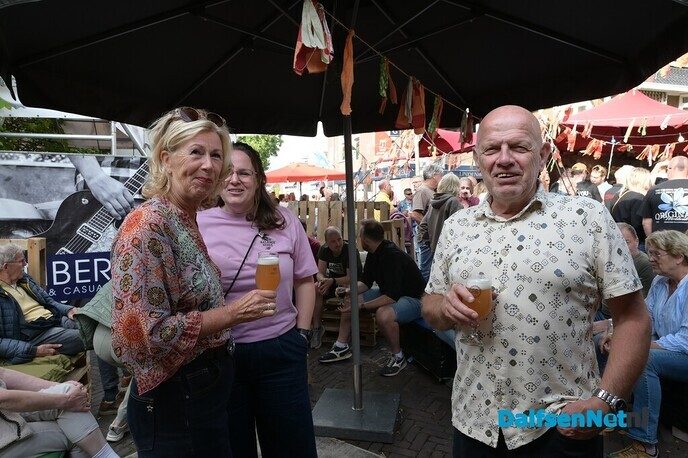 Kerkplein bruist van de gezelligheid tijdens Dalfser Bierfestival - Foto: Johan Bokma