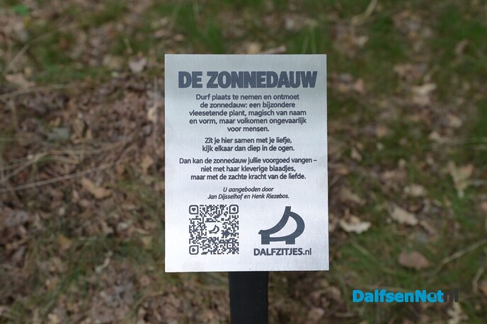 Jan Dijsselhof en Henk Riezebos onthullen samen het vijfde Dalfzitje: De Zonnedauw - Foto: Johan Bokma