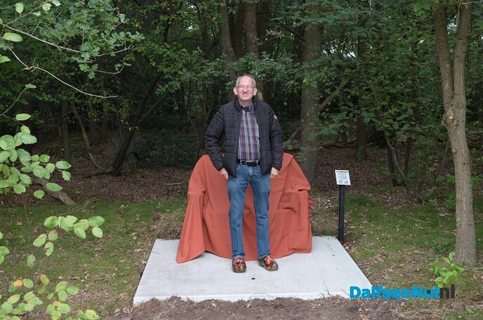 Jan Dijsselhof en Henk Riezebos onthullen samen het vijfde Dalfzitje: De Zonnedauw - Foto: Johan Bokma