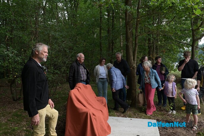 Jan Dijsselhof en Henk Riezebos onthullen samen het vijfde Dalfzitje: De Zonnedauw - Foto: Johan Bokma