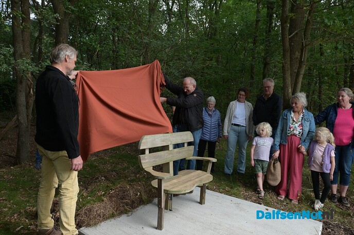 Jan Dijsselhof en Henk Riezebos onthullen samen het vijfde Dalfzitje: De Zonnedauw - Foto: Johan Bokma