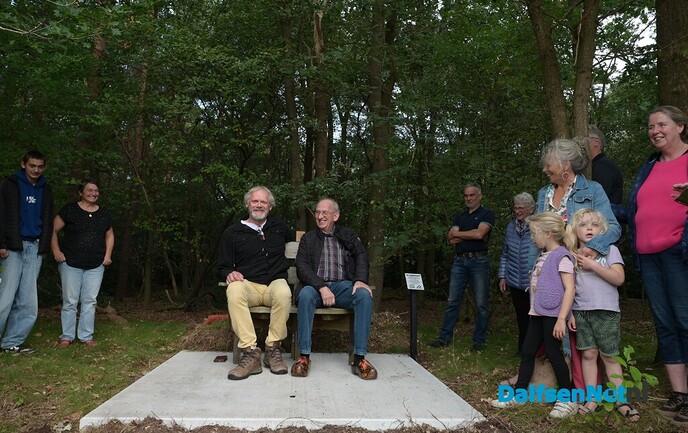Jan Dijsselhof en Henk Riezebos onthullen samen het vijfde Dalfzitje: De Zonnedauw - Foto: Johan Bokma