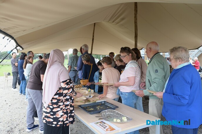 Open azc Dag brengt inwoners en bewoners samen in Dalfsen - Foto: Johan Bokma