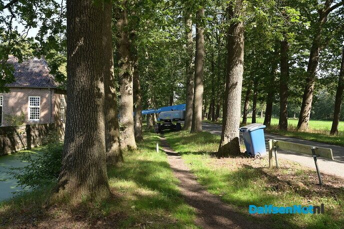 Schilderen boven de gracht: Groot onderhoud bij historische Havezate Den Berg - Foto: Johan Bokma