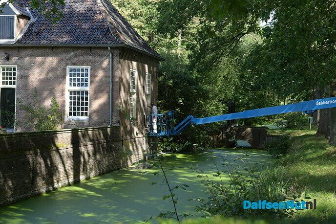 Schilderen boven de gracht: Groot onderhoud bij historische Havezate Den Berg - Foto: Johan Bokma